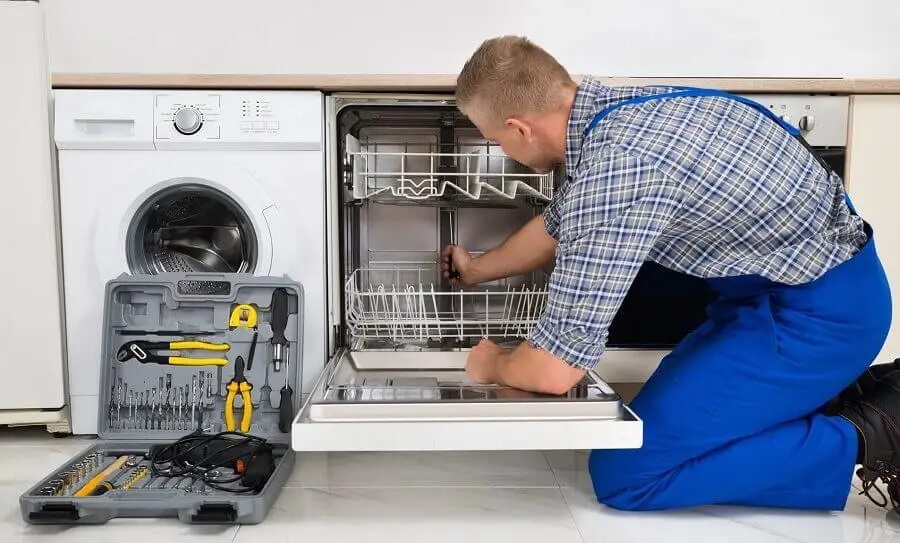 Gölbaşı İmmergas servisi teknisyen ekibi beyaz eşya tamiri yaparken